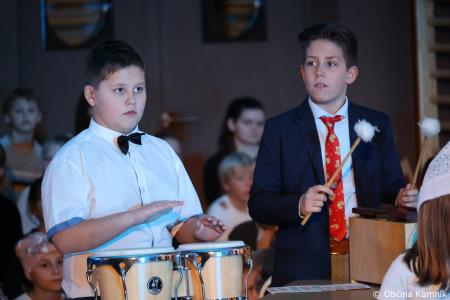 Miklavžev koncert na Osnovni šoli Toma Brejca napolnil telovadnico do zadnjega kotička (28)